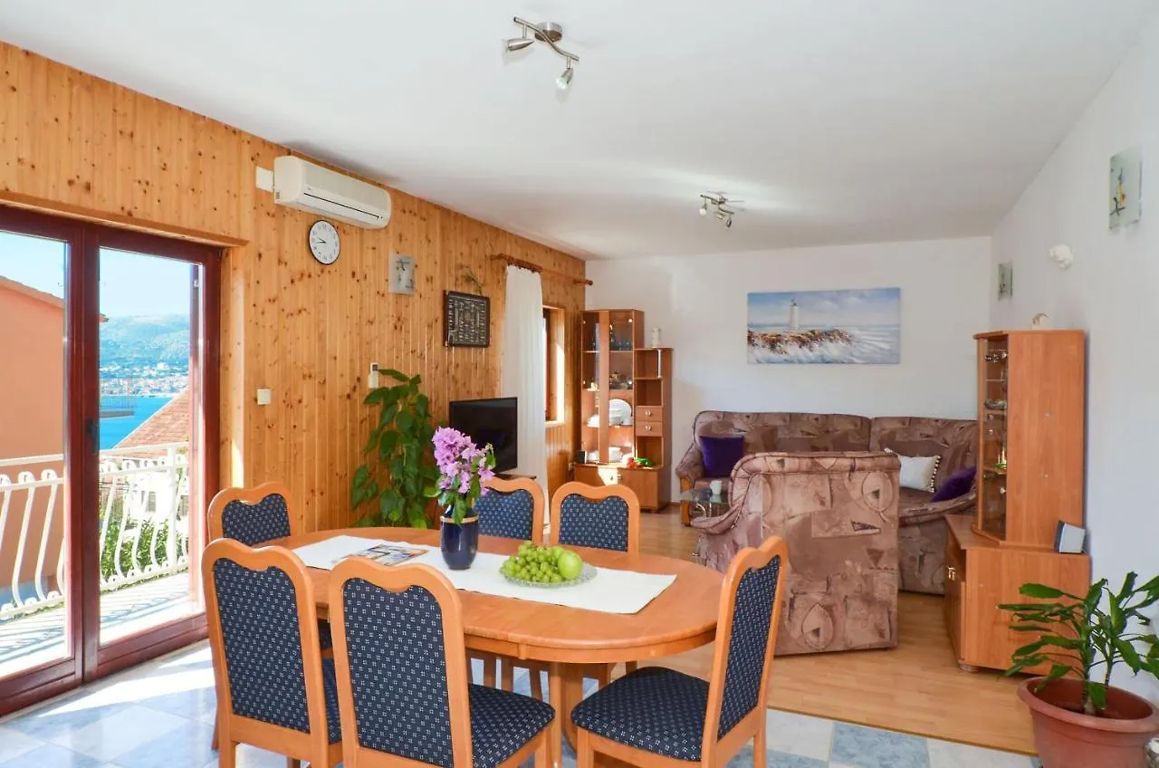 Apartments Pitesa Trogir 0*,