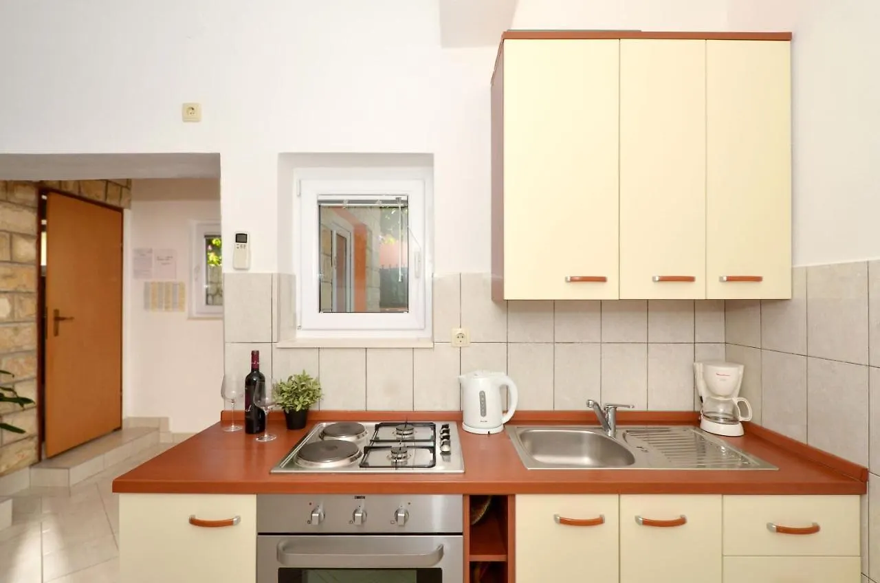 Apartments Pitesa Trogir 0*,