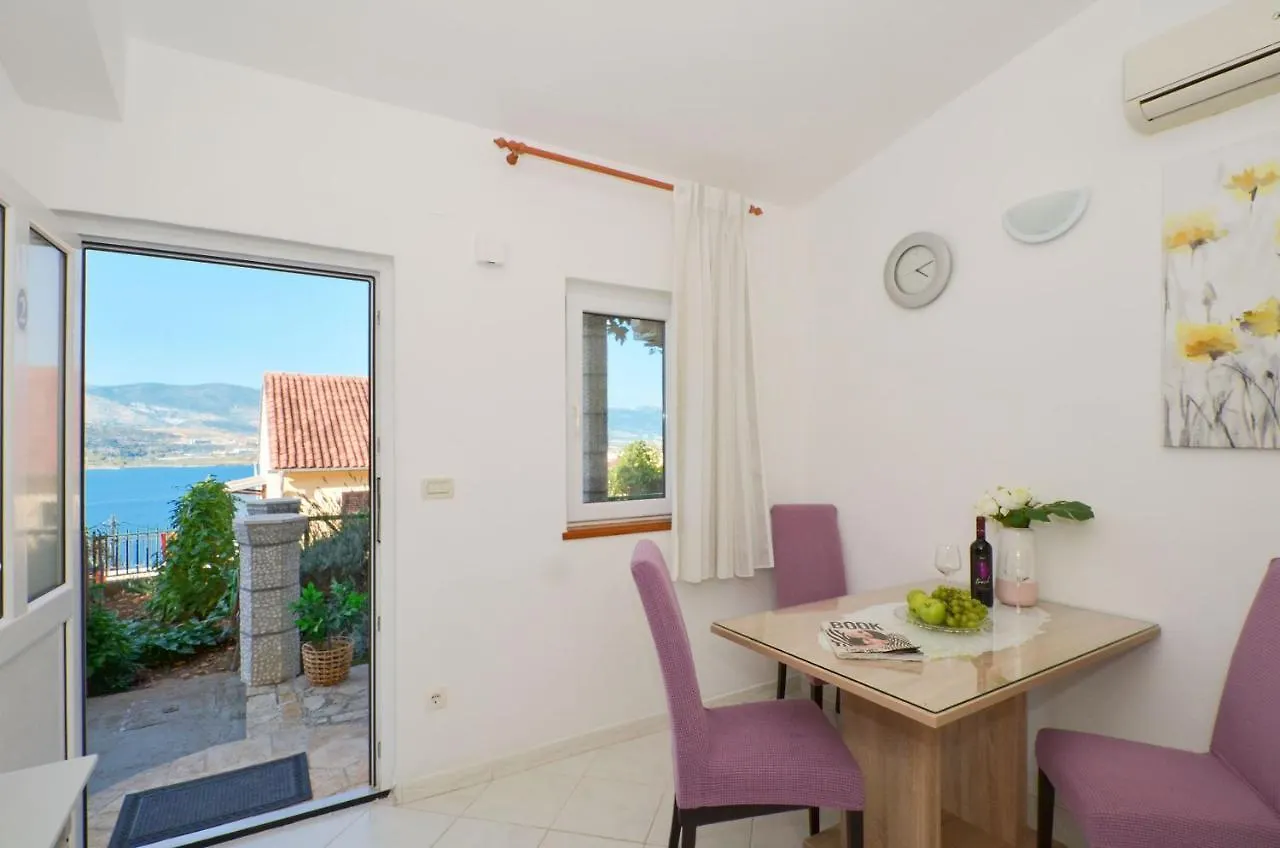 Apartments Pitesa Trogir 0*,