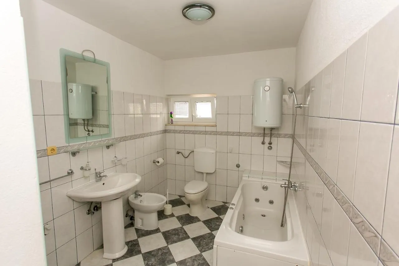 Apartments Pitesa Trogir 0*,